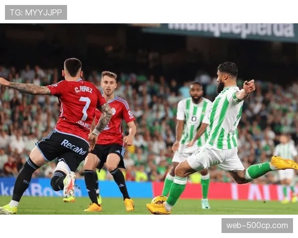 贝蒂斯主场对阵塞尔塔，球迷看台展示巨幅TIFO声援球队